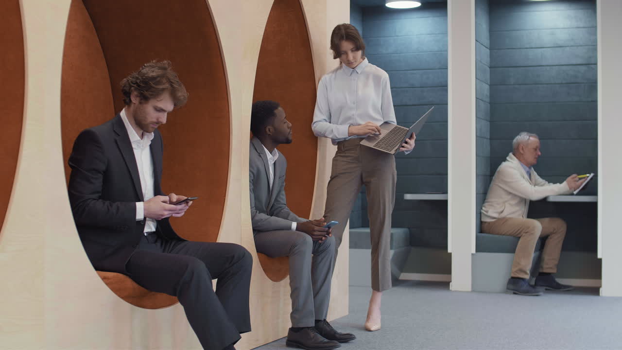 empresarios multiétnicos que trabajan en oficinas modernas