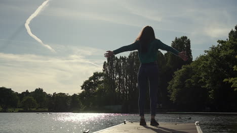 Hermosa-Mujer-Italiana-Con-Los-Brazos-Levantados-Mirando-La-Vista-Del-Atardecer-Sobre-El-Lago