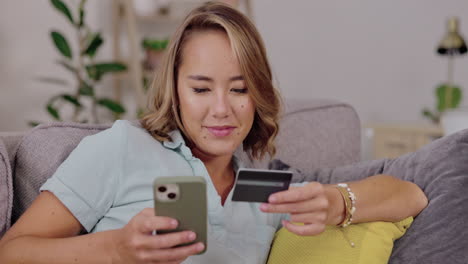 mujer, teléfono y tarjeta de crédito en el sofá