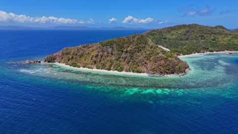 imágenes de un avión no tripulado de una lejana isla tropical cerca de palawan en filipinas