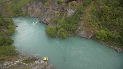 bungee jumper em câmera lenta