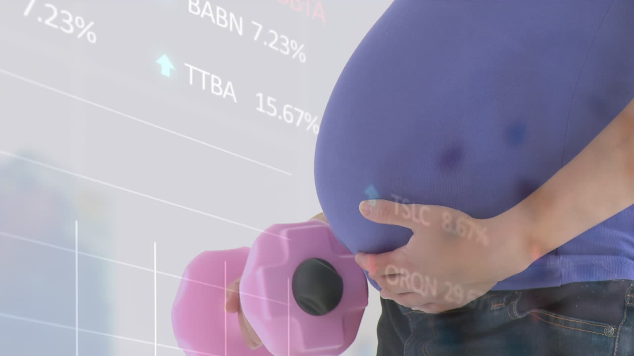 임신 중인 백인 여성이 덤벨로 운동하는 데이터 처리의 애니메이션