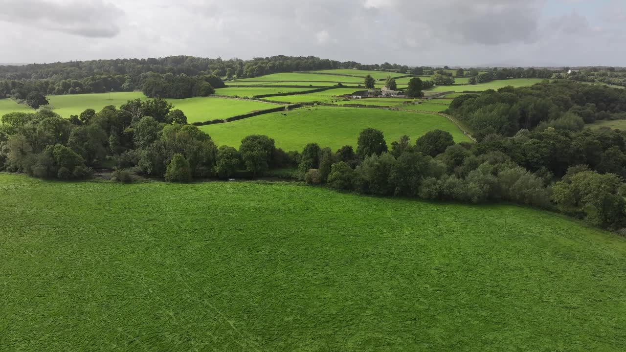 Luchtfoto van een Europese boerderij.