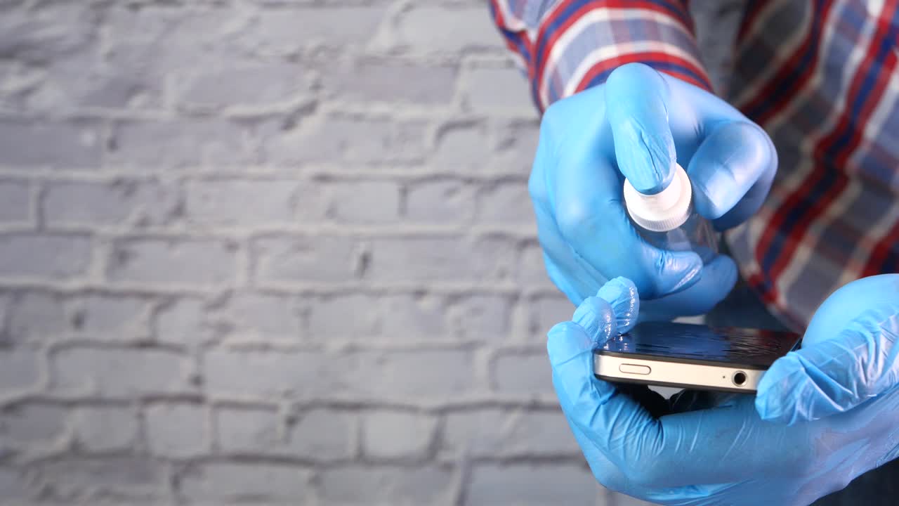limpieza de un teléfono inteligente con desinfectante