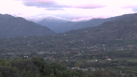 panorámica lenta del amanecer en las montañas nevadas de santa ynez sobre ojai california 1