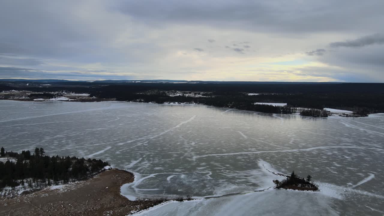 Talvinen ilmakuva jäätyneestä Lac la Hache -järvestä Brittiläisessä Kolumbiassa, Kanadassa.