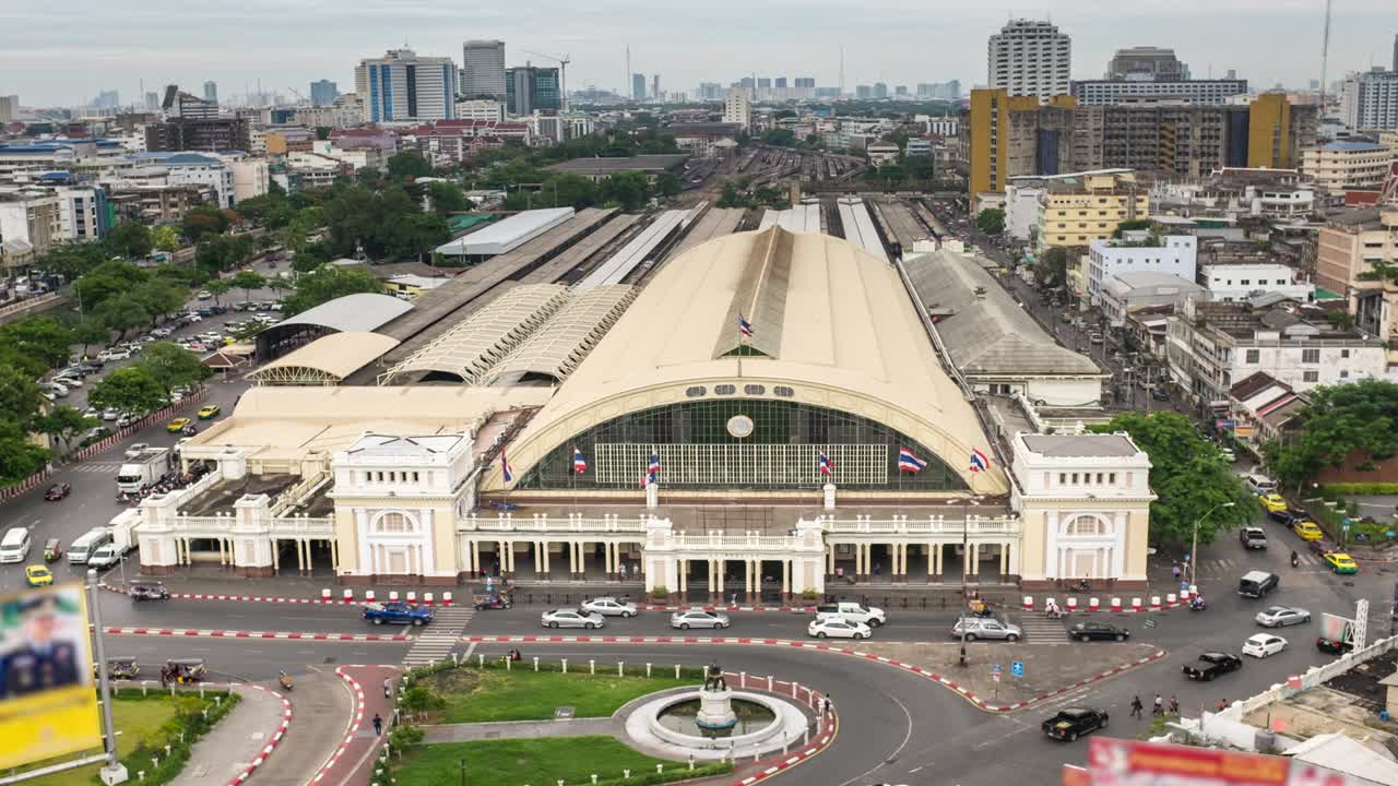 4k time lapse: tráfico en la estación de tren de bangkok en bangkok, tailandia.