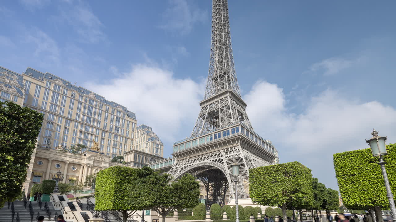 Replica della Torre Eiffel al The Parisian Macao in una giornata di sole