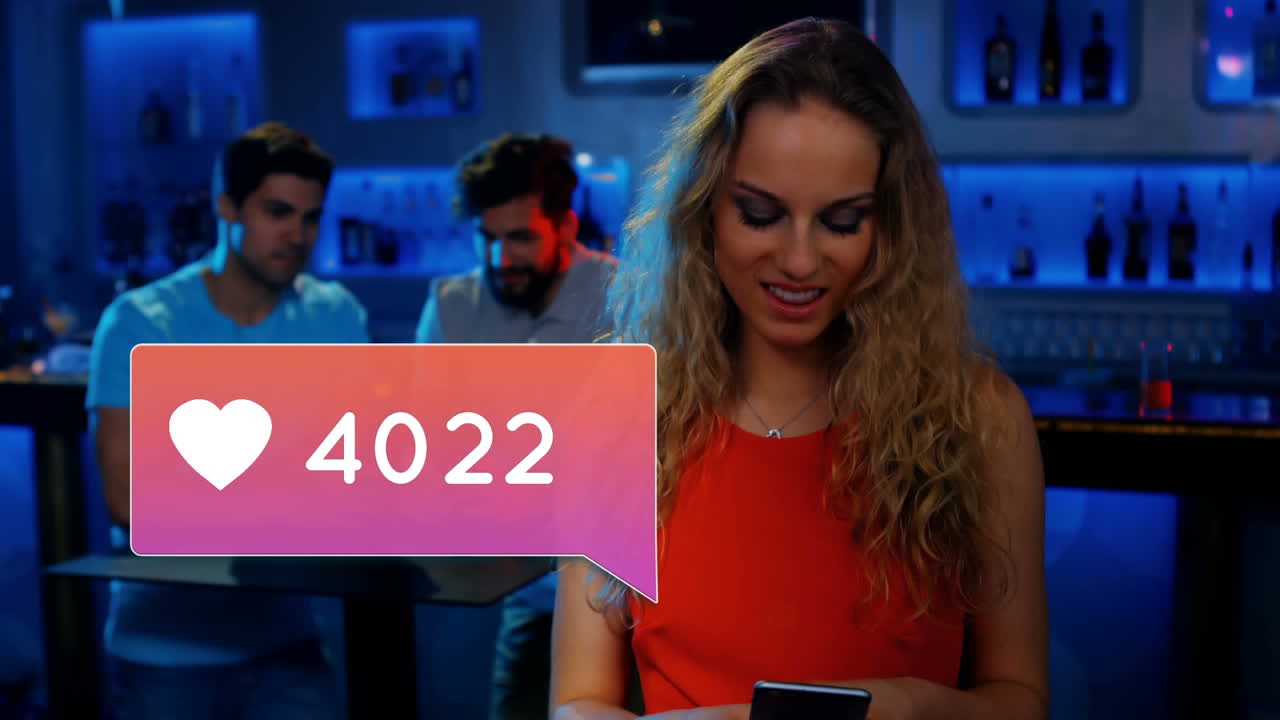 женщина использует смартфон в баре.