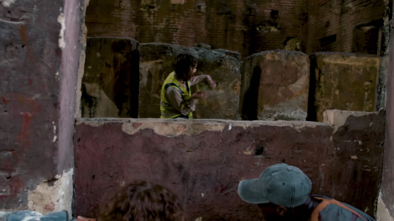 좀비들로부터 숨어있는 총을 가진 남자들