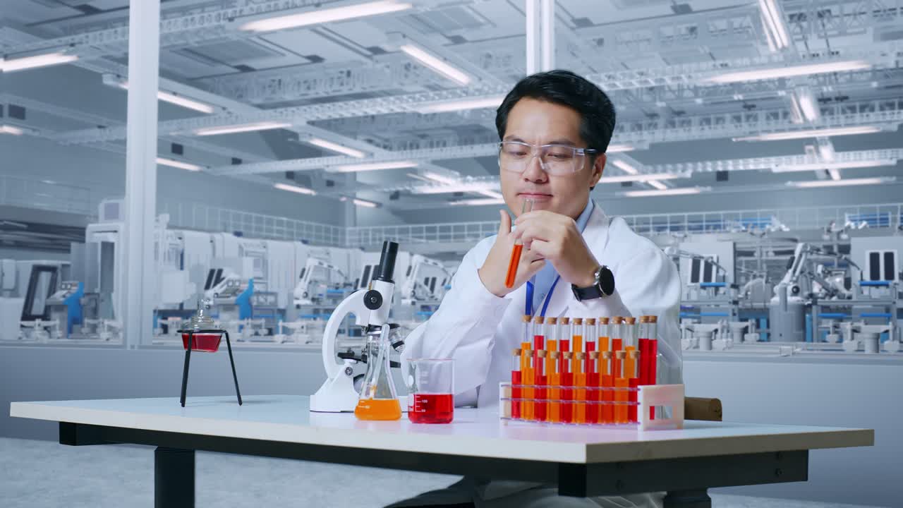 아시아 남성 과학자가 시험관에 바라보며 생각하고, 주위를 둘러보며, 지표손가락을 들고, 현미경으로 실험실에서 실험실에서 플을 분석합니다.