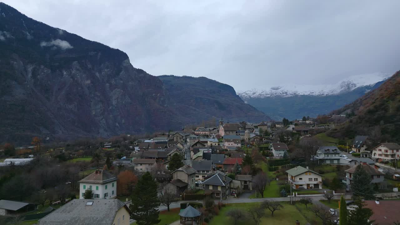 плавные кадры церкви в альпах