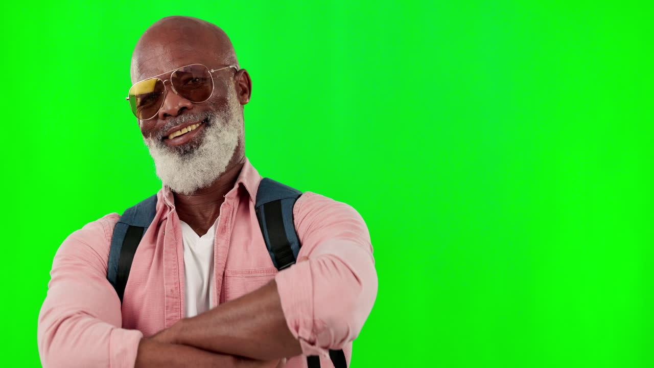 Homem negro, retrato e sorriso com óculos de sol