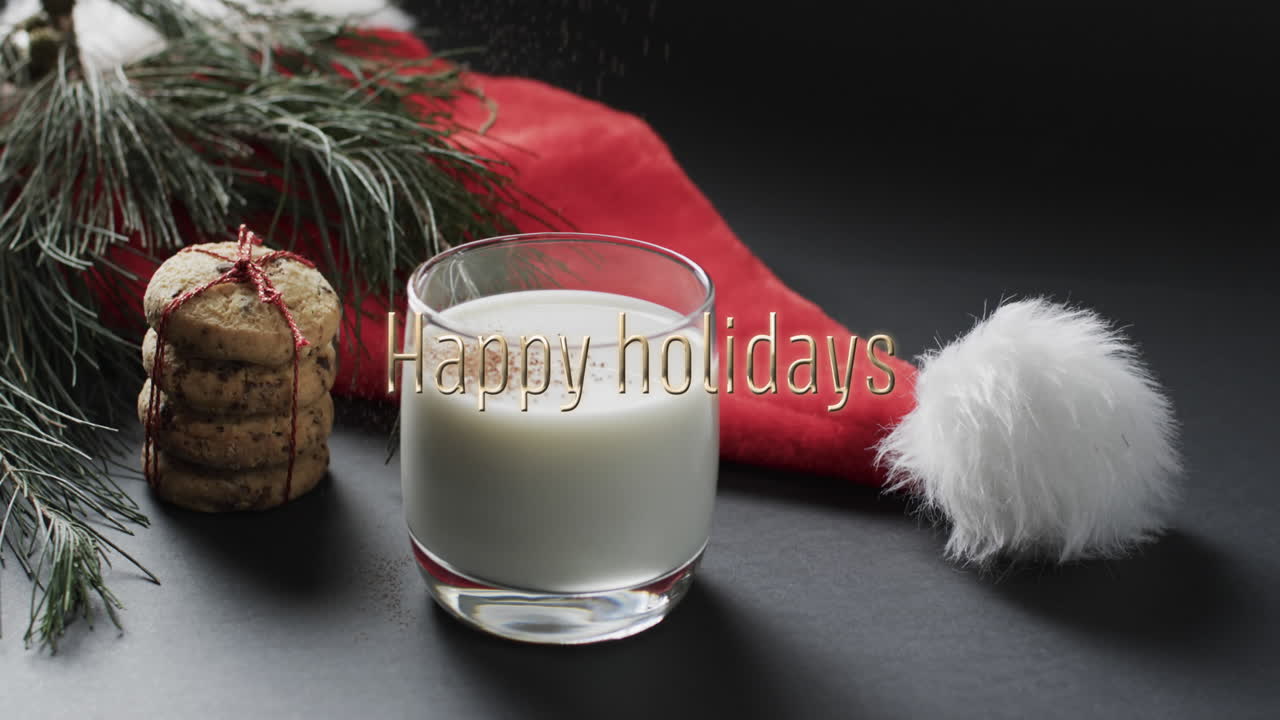 feliz vacaciones texto sobre sombrero de navidad, galletas y leche en fondo gris oscuro