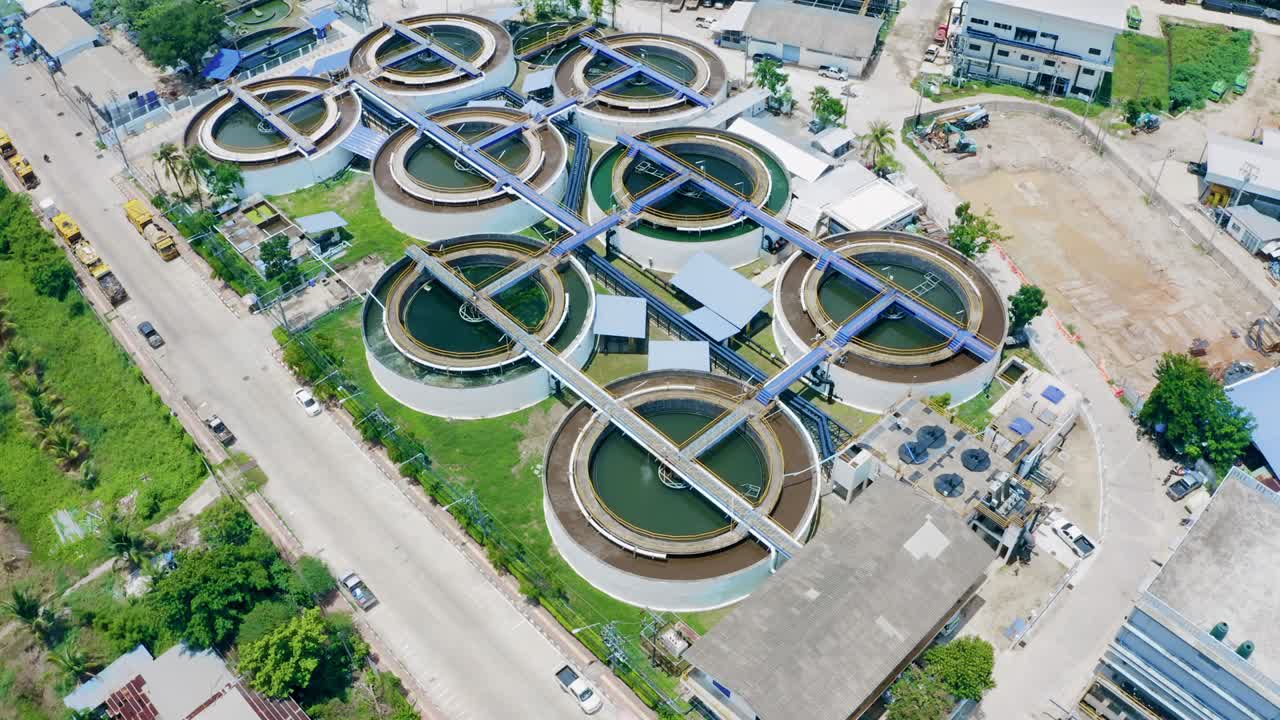 4k 공중 드론  다운 뷰 클리리리퍼 세디멘테이션 크, 공중 뷰 수처리 시설, 재순환 고체 접촉 클리리니퍼 세디먼트 크의  뷰