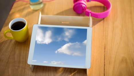 cielo azul y nubes en la pantalla de la tableta