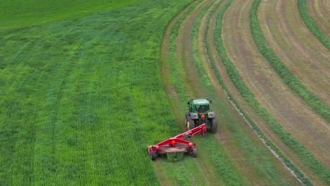 cuidado circular de los cultivos: una perspectiva a vista de pájaro de un tractor verde en el trabajo en la columbia británica