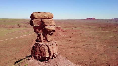 Increíble-Antena-Alrededor-De-Las-Colinas-Y-Formaciones-Rocosas-De-Monument-Valley-Utah-3