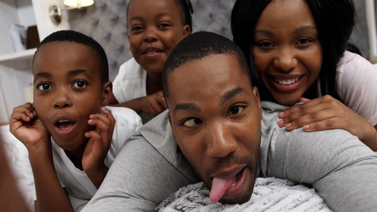 4kの寝室で一緒に楽しんでいる家族