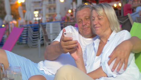 Couple-sitting-and-looking-at-phone