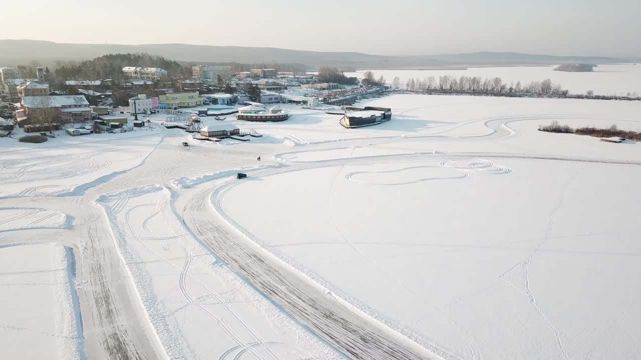 얼어붙은 호수에서 겨울 운전