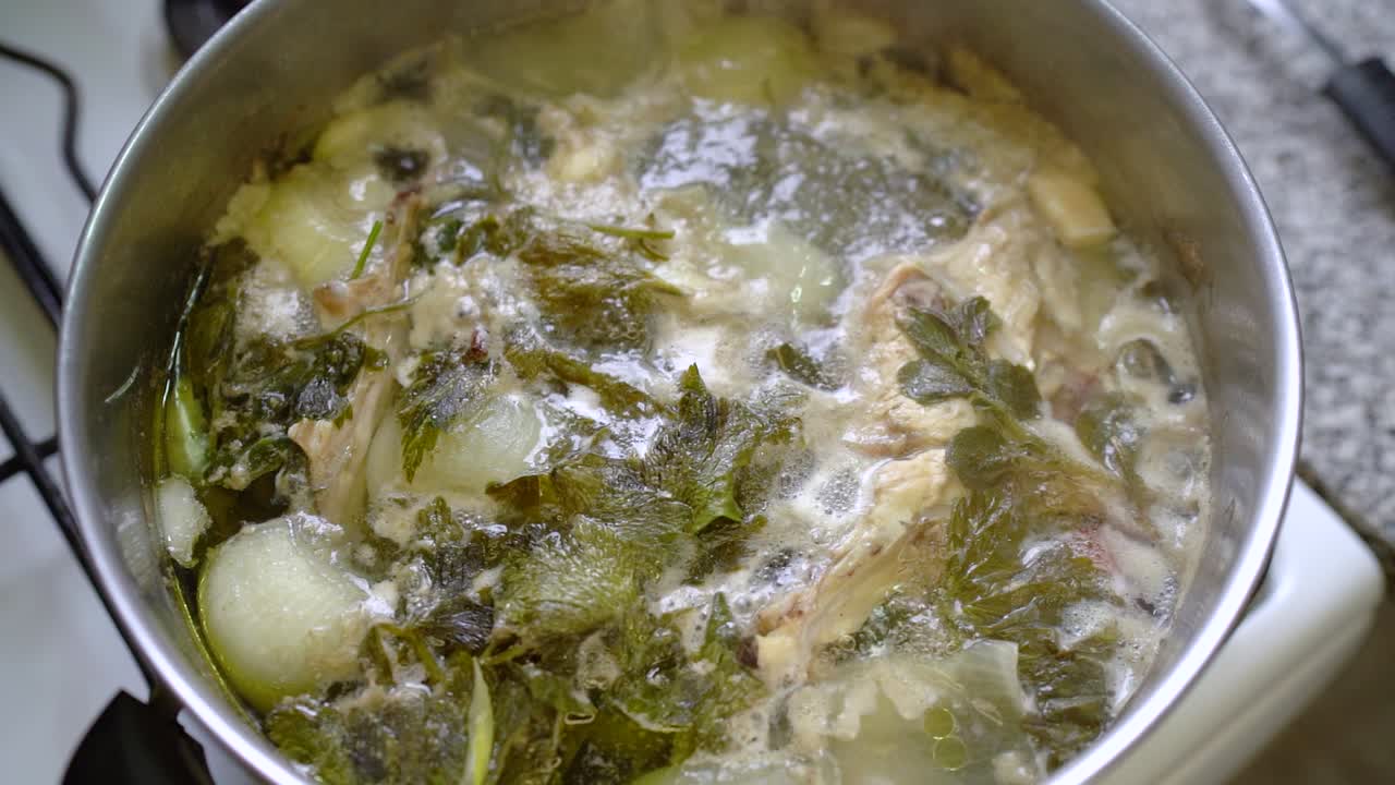 caldo de pollo hecho en casa