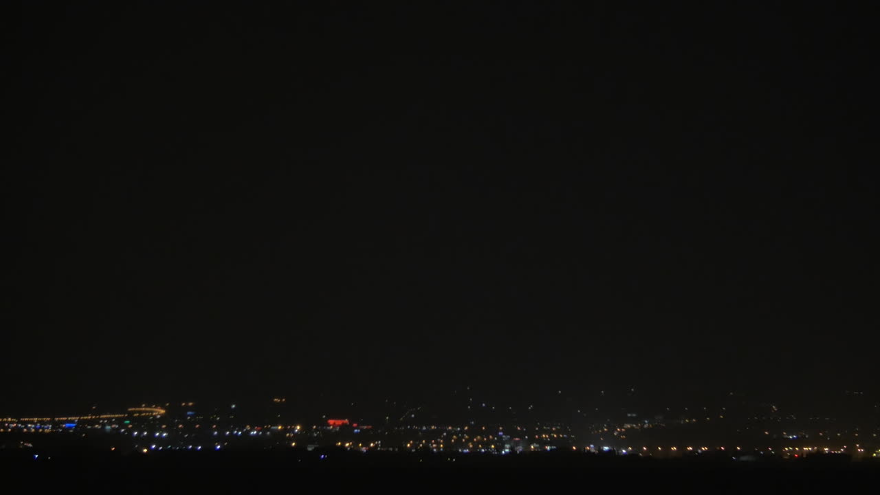 밤의 도시에서 번개가 떨어집니다.