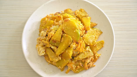calabaza salteada con huevo en el plato