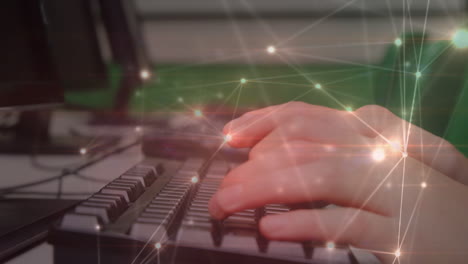 animación de la red de conexiones a través de un estudiante caucásico usando una computadora