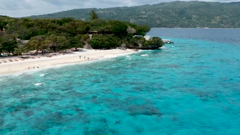 Imágenes-De-Drones-De-Agua-Azul-Cristalina-Y-Olas-En-La-Orilla-De-La-Playa-En-Cebú,-Filipinas