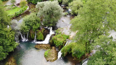 toma aérea de drones de la naturaleza y cascadas en rastoke, cerca de la ciudad de slunj, croacia