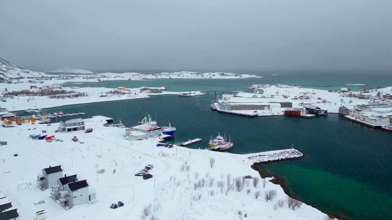 Schneebedeckte Landschaft der Sommerinsel Sommarøy im arktischen Norwegen. Luftaufnahme.
