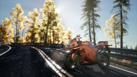 Sportbike-Auf-Drei-Straßen-Im-Wald-Mit-Sonnenstrahlen