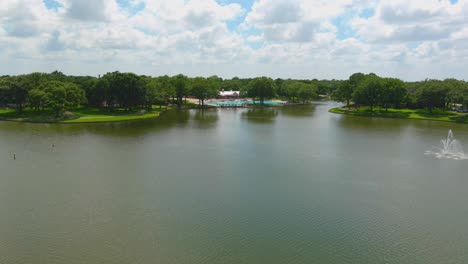 Lago-Sur-En-La-Comunidad-De-Cinco-Ranchos