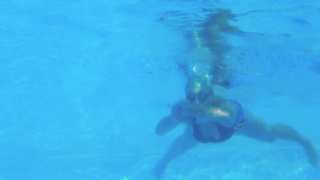vista de ángulo bajo de un nadador en forma en la piscina