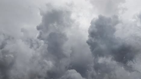 relámpago en una tormenta y nubes oscuras