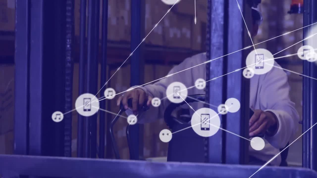 red de iconos digitales contra un trabajador masculino que conduce un vehículo de montacargas en un almacén