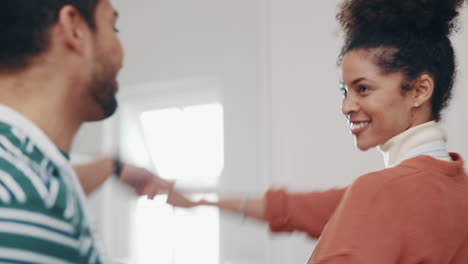música, feliz y pareja bailando en la cocina