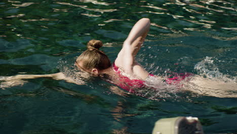 woman swimming front crawl