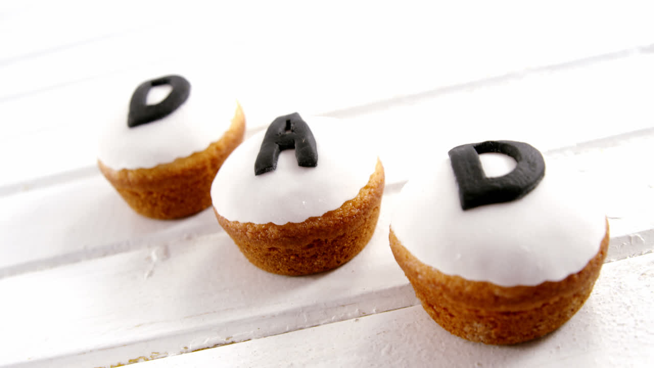 문자 아빠와 함께 나무판 4k에 배열 된 머핀