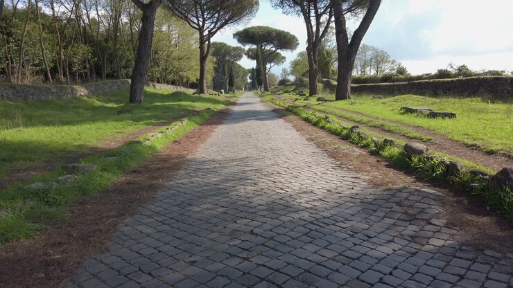 Via Appia, una famosa strada romana con pini e rovine romane, Sito UNESCO