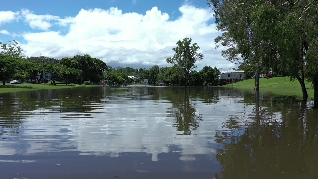 toma de drones de 4k de una calle inundada de la ciudad de murwillumbah, australia