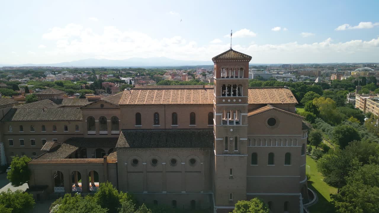 Panoramica aerea a ritroso rivela la Basilica dei Santi Bonifacio e Alessio a Roma, Italia.