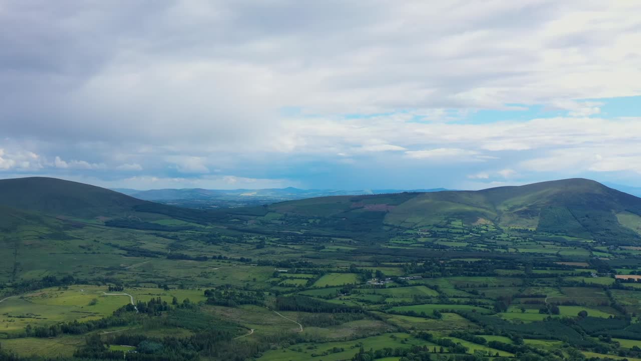 timelapse aéreo, montañas de wicklow en irlanda