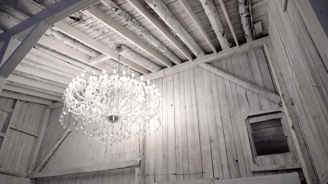 Magnifico e alla moda abito da sposa esposto in una bella stanza moderna bianca con un lampadario di cristallo che illumina la stanza al Manoir Montpelier, Quebec