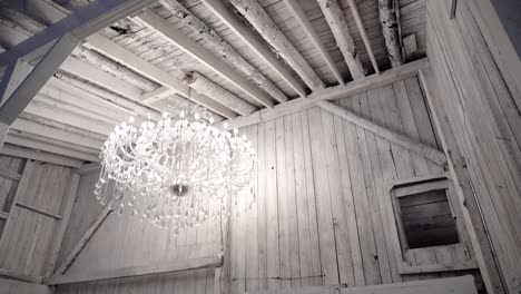 hermoso y moderno vestido de novia exhibido en una hermosa habitación blanca y moderna con una lámpara de araña de cristal llenando la habitación de luz en manoir montpelier, quebec