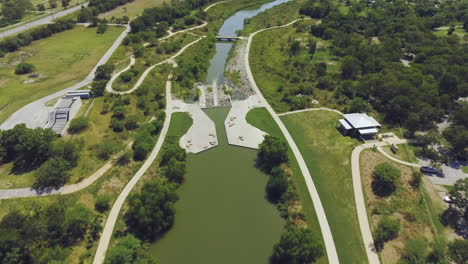 un pequeño tobogán para canoas en el río san antonio hecho de cemento y hormigón para proteger la vida silvestre.