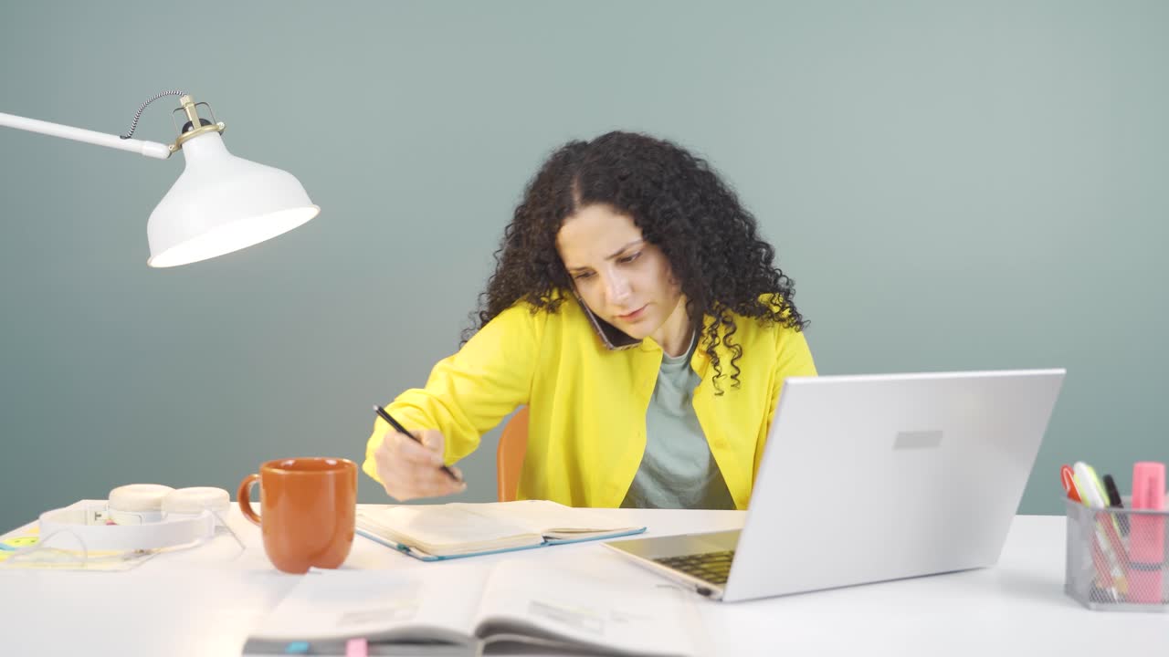 mujer joven trabajando duro en la computadora portátil.