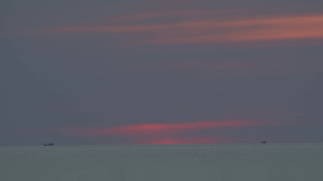 수평선에 있는 큰 둥근 은 태양.