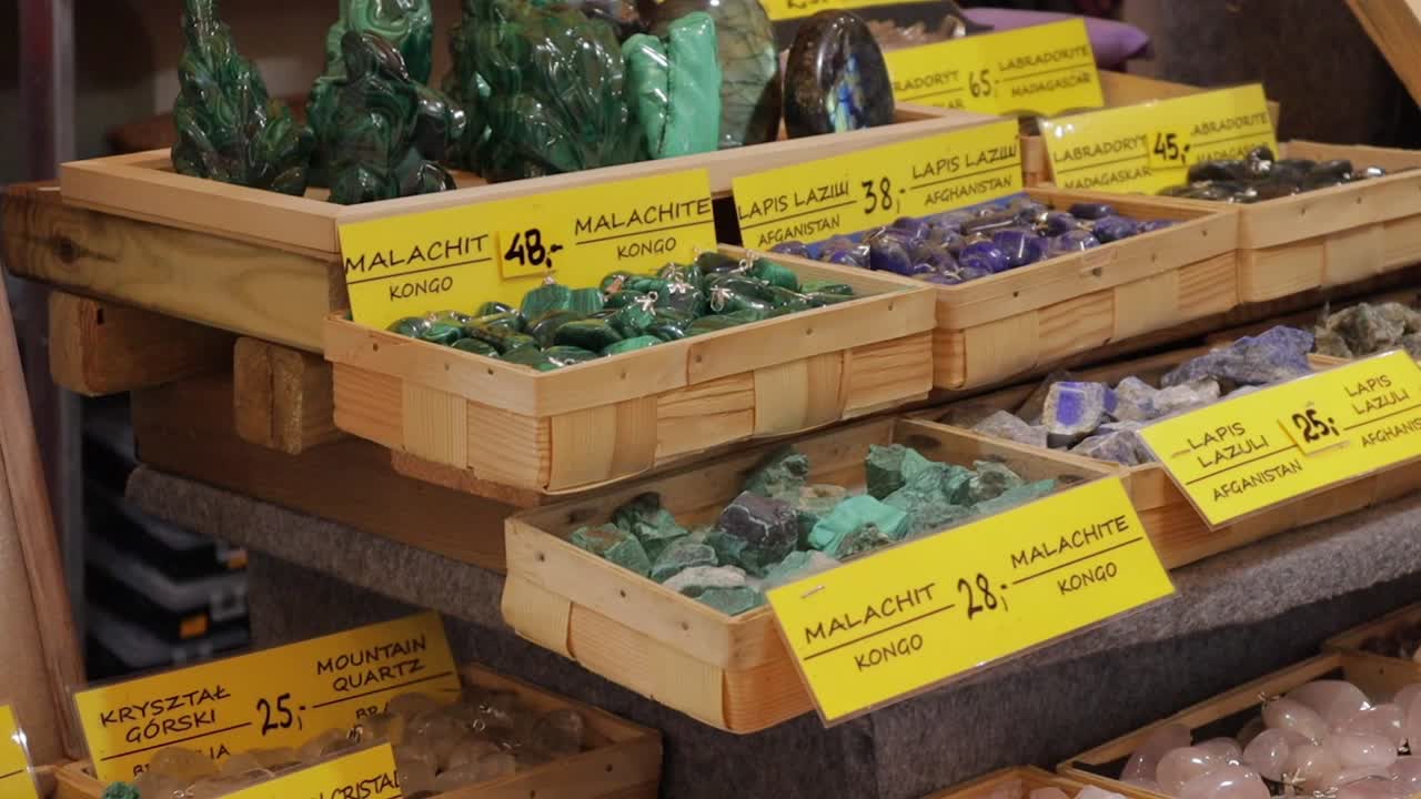 폴란드 바르샤바의 거리에서 팔리는 다채로운 반 귀중한 돌